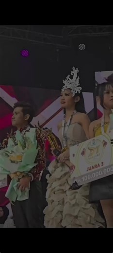 seharusnya piala itu ada ditangan mu len 2 kali kamu melirik piala itu tapi mau gimana lagi rejeki belum memihak ke kamu insyaallah habis ini kamu akan banyak penghargaan piala lainnya🥺😖@DA7.Valen @DA7 MILA #dangdutacademy7 #da7 #fypdangdut #fypdong #dangdutviral