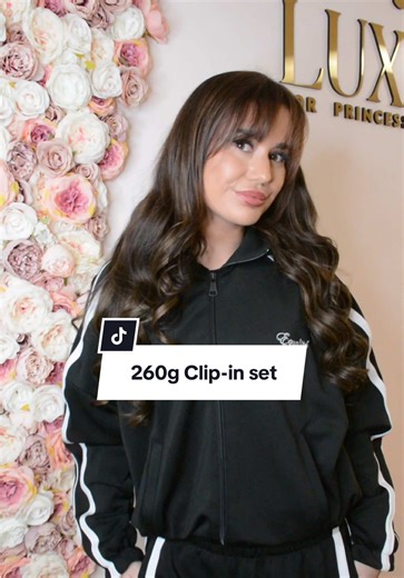 Het was voor Robin weer tijd voor een nieuwe set clip-ins 💕 Ze is gegaan voor de 260g in de kleur ‘Cappuccino Brown’. Om haar eigen haar te kunnen matchen met de extensions heeft Pauline een lived-in highlight behandeling gedaan. Boek vrijblijvend een consult in via onze website 🫶🏽