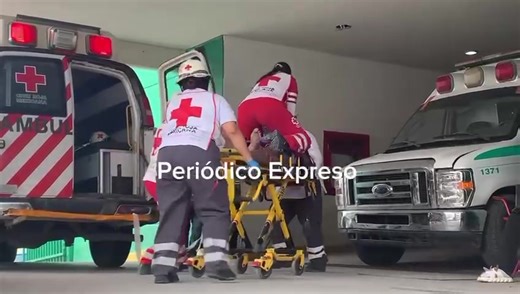 🚑Paramédicos de #CruzRoja ingresaron al #IMSS de #Matamoros con un paciente que entró en paro y le realizaban Maniobra de Reanimación Cardiopulmonar. #heroes #Parati