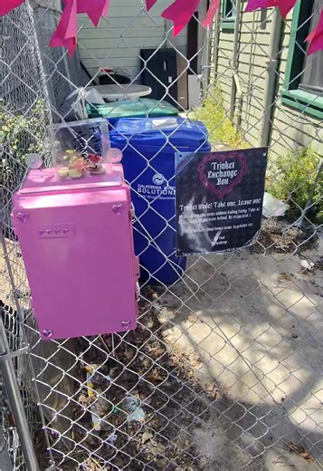 1st trinket box visit in Piedmont LEEGOO 📦💕 located on 11 Croxton Avenue stop by and trade u sum nice! Ty @Strange Love for setting this up we loved it mucho!!! #trinketbox #piedmont #bayarea
