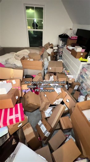 Haven’t seen the floor in my office in MONTHS 💀 I’m currently out of town & he texted me this video 🥹🥹 - He was deployed for 8 months so I left home to stay with family during that time - Our neighbors and friends helped bring in the packages (yes I gave them a ton of products & continue to give them whatever they want) - I did unbox a decent amount myself, but I’ve put off doing it mainly because of my chronic illness / chronic pain (bending over opening boxes for hours flares me up) - I’ve 