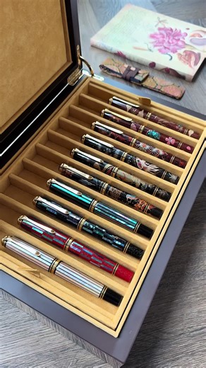 Most boxes store pens - the Morici Tellux Vulcano honors them! You really thought it stopped at just 10 fountain pens? 😏 Think again 🙂‍↕️ and double the obsession, because in there is not just one, but two drawers! 🤩 The craftsmanship is truly out of this world! It even smells luxurious. ✔️ One masterpiece storage box, with 20 masterpieces inside ... tag someone who needs this in their collection too! 😍 #luxury #box #italian #artwork #writersoftiktok