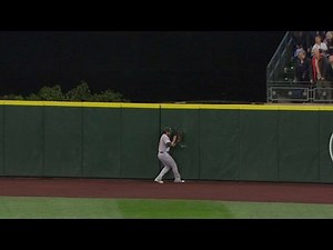 OAK@SEA: Eibner tracks down the ball in deep center