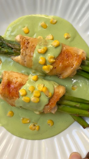 Pechugas rellenas de espárragos Dos pechugas por personas ☑️1. Corta la parte inferior del tallo de los espárragos (parte blanca)☑️2. Sal pimienta una pechuga delgadita pon los espárragos y queso para derretir yo use manchego en rebanadas , haz el rollito y sujétalo con palillos☑️3. En un sartén a fuego alto sélla las pechugas rellenas, y después tápalas y baja la flama para que se cocinen completamente, las mías tardaron 15 min tapadas a fuego bajo☑️4. Para la salsa cremosa licua 1 taza de crem