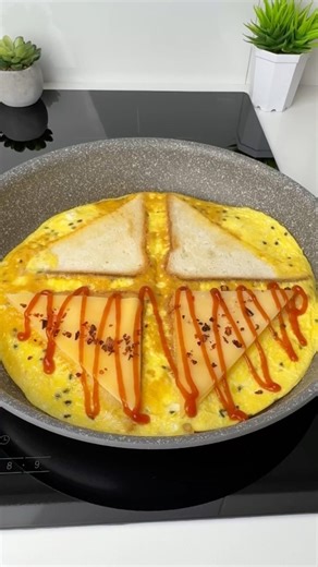 CRISPY EGG & CHEESE FOLD SANDWICH!🥪