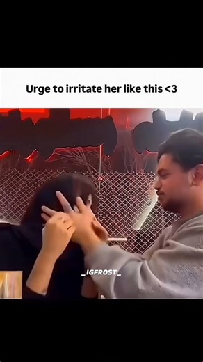 Knowledge Elite on Instagram: "1997년 개봉한 영화 Titanic은 잭과 로즈의 운 명적인 사랑을 통해 비극 속에서도 오래 남는 감 정의 깊이를 보여주는 작품입니다. 화려한 연출 보다 인물의 감정에 더 집중한 제임스 카메론 감 독의 스타일은 지금 다시 봐도 묘하게 가슴을 울 리죠. 배가 침몰하는 장면이 아닌, 두 사람이 서 로를 바라보던 순간들이 더 강하게 기억에 남는 영화이기도 합니다. 이 감정을 완성해주는 곡이 바로 셀린 디온의 *” My Heart Will Go On”*입니다. 처음 들으 면 잔잔한데, 어느 순간 자연스럽게 가슴이 벅차 오르는 느낌을 줍니다. 특히 후반부의 고조되는 보컬은 영화 속 잭과 로즈의 마지막 장면과 겹쳐 지면서 괜히 마음이 서늘해지기도 하고요. 많은 분들이 “이 노래가 나오면 왜 그 장면이 자동으 로 떠오르는지 모르겠다”고 말하는데, 그만큼 영화와 음악이 자연스럽게 얽혀 있는 곡입니다. 1998년 아카데미 주제가상을 비롯해 여