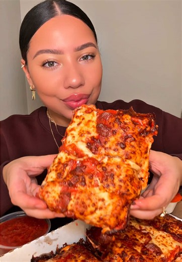 MERRY CHRISTMAS EVE❤️❤️ last night’s little caesars was too good😭🍕 #mukbang #littecaesars #pizza #wings #food