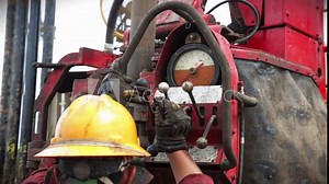 Drilling operator operating roughneck to assemble / disassemble drill pipes.