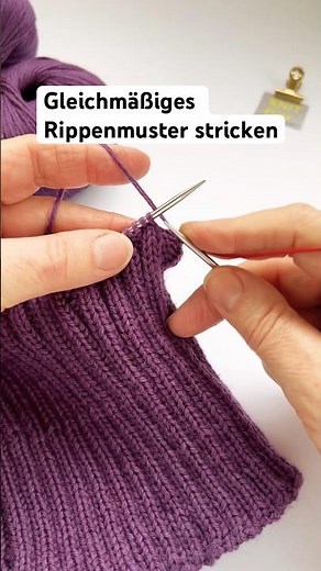 Gleichmäßiges 2x2 Rippenmuster stricken. Unregelmäßiges rechtes Maschenbild 2x2 Rippen vermeiden.