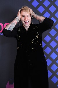 Machine Gun Kelly Sends Iowa Crowd Into A Frenzy In New Video