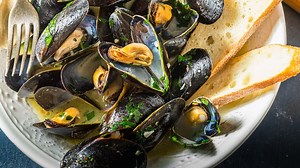 1.6K views · 46 reactions | Mussels in white wine sauce with garlic, parsley, and butter is one of our favorite summer seafood recipes to make! This seafood recipe only takes about 15-20 minutes total time to make. I hope you enjoy this Italian mussels recipe. . #mussels #seafood #italianrecipe | Sip and Feast | Facebook