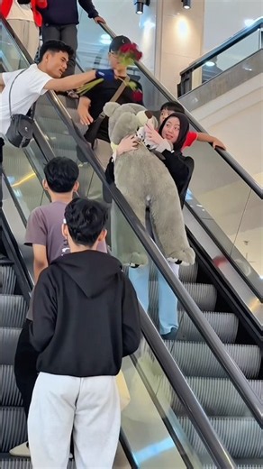 Giving s Teddy bear as a gift on the escalator😍❤️ #comedy #funny #shorts #trending