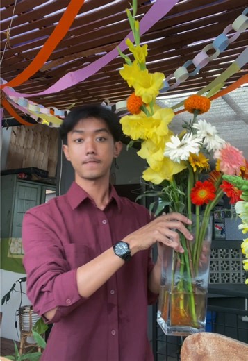 had so much fun preparing flowers for iftar decoration :D #flowers #flowerarrangement #florist #bouquet