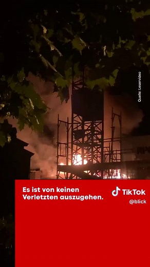 🔥🧯Das Bahnhofsgebäude von Burgdorf BE brannte in der Nacht lichterloh: Der Dachstock des Bahnhofs stand seit rund 1.30 Uhr in Flammen. Seitens der SBB wird versichert, dass der Brand den Reiseverkehr am Morgen nicht beeinträchtigt. • #burgdorf #brand #sbb
