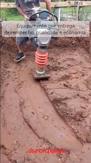 Cliente utilizando o Compactador de Solo Sapo de Percussão CP-80 Fortemac para compactar terra