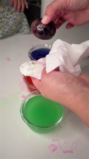 An easy and simple way to decorate eggs for the upcoming Easter. 🐣#momlife #egg #easter #lifehack