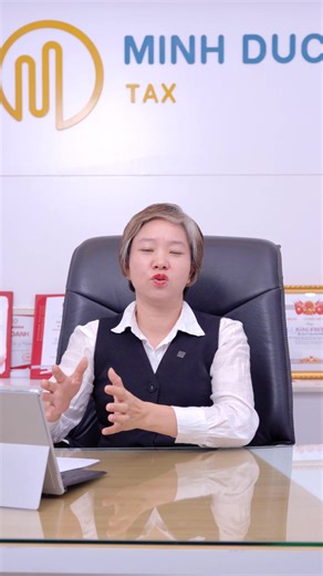 🔥𝑻𝒉𝒖𝒆̂́ 𝒔𝒖𝒂̂́𝒕 17% 𝒕𝒓𝒆̂𝒏 𝒍𝒐̛̣𝒊 𝒏𝒉𝒖𝒂̣̂𝒏 𝒄𝒖̉𝒂 𝒉𝒐̣̂ 𝒌𝒊𝒏𝒉 𝒅𝒐𝒂𝒏𝒉 𝒕𝒊́𝒏𝒉 𝒏𝒉𝒖̛ 𝒕𝒉𝒆̂́ 𝒏𝒂̀𝒐? 📌Công thức cơ bản Thuế TNCN phải nộp = (Doanh thu chịu thuế – Chi phí được trừ hợp lý) × 17% ➡Ví dụ minh họa Giả sử một hộ kinh doanh trong năm có: • Doanh thu: 1.000.000.000 đồng • Chi phí hợp lý (hóa đơn, chứng từ đầy đủ): 700.000.000 đồng → Thu nhập tính thuế = 300.000.000 đồng → Thuế TNCN = 300.000.000 × 17% = 51.000.000 đồng. ⁉️Nếu bạn có thắc mắc hoặc cần giải