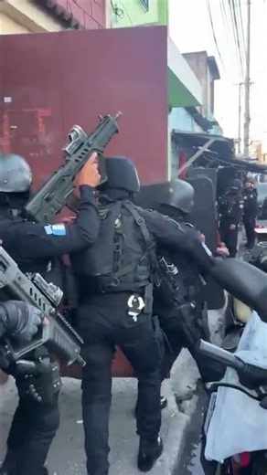 Así se accede en el barrio el Gallito zona 3 #policia #guatemala