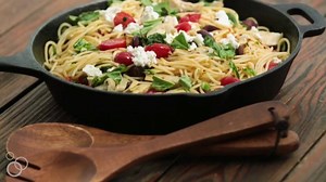 608K views · 80 reactions | Mediterranean Olive Oil Pasta! Loads of flavor. And you'll be surprised at how EASY & Quick it is! RECIPE: https://www.themediterraneandish.com/mediterranean-olive-oil-pasta/ | The Mediterranean Dish | Facebook