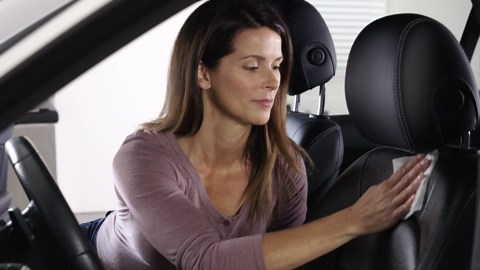 Weiman Leather Cleaner & Conditioner Wipes With UV Protection, Prevent Cracking Or Fading Of Leather Couches, Car Seats, Shoes, Purses - 30 ct