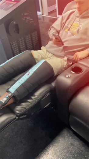 Game Ready offers multi-modality recovery systems that help athletes get back to what matters after injury or surgery. Water fluctuates inside the attachments going between 37 degrees and 155 degrees! #recovery #gameready #surgery #injury #knees #coldwater #hotwater