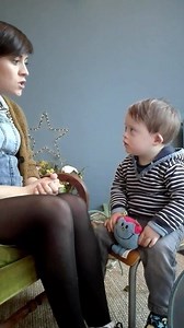 Chanson numéro 4 😙🎶 Ce soir nous n'étions pas d'accord avec maman sur le choix de la chanson que nous voulions montrer à Mme Risette part en vadrouille 😂 (bon... J'avoue être un peu exigeant !) Comme pour les précédentes chansons, je rappelle que nous ne sommes pas des pros et que nous utilisons - au mieux - la version simplifiée de la langue des signes. Voici les paroles et les signes associés : La fourmi (sur une main et un avant-bras tendus, on mime la fourmi qui avance) m'a piqué la main 