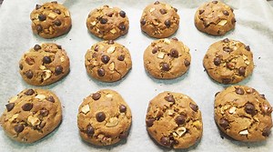 Super soft COFFEE CRUMBLE cookies kahit malamig na (New York style cookies)..😋 100g softened unsalted butter 1 cup brown sugar 1pc egg 1/4 tsp salt 1 tsp black coffee powder 1/2 tsp baking soda 1 1/2 cups all purpose flour 75g dark chocolate chips 75g chopped nuts (cashew nuts & walnuts | My Simple Recipe