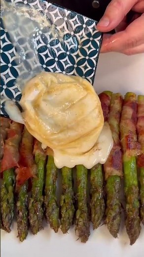 Desayuno de Dioses: Espárragos Envueltos en Tocino con Queso y Huevo
