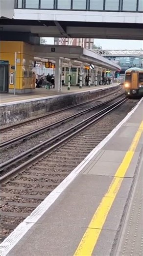 Southern Train arriving at East Croydon Station 10/05/2026