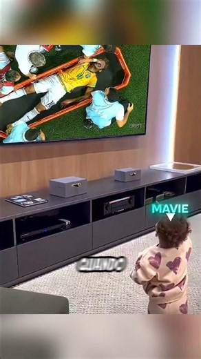Neymar's daughter, Mavie, tried to help him recover from his injury ❤️
