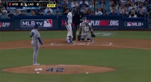 Ron Darling and John Buck have an interesting exchange on air.Gotta love Ronny backing up the orange and blue 🙌🏽