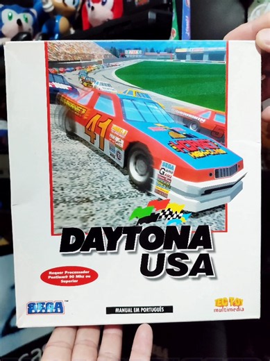 🏁💨 Reviva a velocidade insana dos anos 90 com o lendário Daytona USA da Sega! Um dos jogos de corrida mais icônicos da era dos fliperamas, famoso pelos gráficos 3D revolucionários, trilha sonora marcante e aquela sensação arcade pura que marcou uma geração inteira. 🎮🔥 youtube.com/shorts/WklPCCau93s Desenvolvido pela incrível equipe AM2 da Sega, liderada por Yu Suzuki, Daytona USA chegou aos arcades em 1994 e rapidamente virou febre no mundo inteiro. No Brasil, o jogo foi distribuído pela Tec