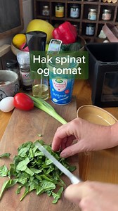 Æg med spinat, tomat og hytteost 231 kcal 1 håndfuld hakket spinat 1 hakket tomat 40 g hytteost Olie Chili Salt & peber 1 forårsløg 1 stk ristet rugbrød Hak spinat og tomat Vend spinat og tomat i hytteosten sammen med chili, salt & peber Sprøjt lidt olie i et lille fad Fordel “massen” i fadet Slå et æg ud og hæld over Kom lidt salt og peber på ægget Sæt i Airfryer samme med en skive rugbrød I airfryer på 180 grader I ca. 6-8 minutter Drys med hakket forårsløg #arifryer #æg #frokost #morgenmad #v