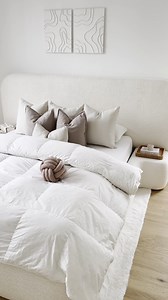 5 Steps zum Traumbett 🌟🛏️ Kopfteil aufstellen, Rahmen zusammenbauen, Lattenrost einstecken, Matratze drauf und als besonderes Extra die Nachttische hinzufügen. Hättest du gedacht, dass es so schnell und easy geht? 🙌 Zur Belohnung gibt’s jetzt ein kleines Nickerchen … 🥱 🛒: Polsterbett Pondoray 📷: @homebyyous | home24