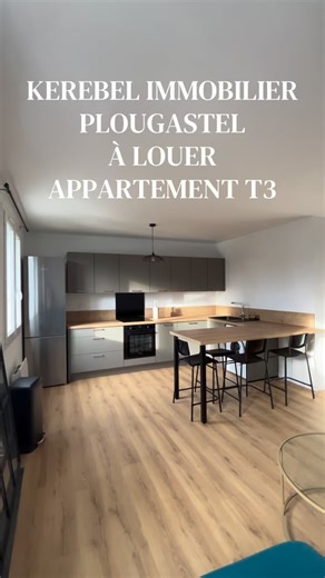 •🔥 KEREBEL Immobilier À VOTRE SERVICE DEPUIS 50 ANS !🔥 💥 APPARTEMENT T3 •📍 PLOUGASTEL-DAOULAS 🤩 Situé en plein cœur du bourg de Plougastel-Daoulas, venez découvrir cet appartement T3 entièrement meublé avec goût, situé au 1er étage d’une copropriété en bon état. • Récemment rénové, il se compose d’une entrée avec placard, d’une pièce de vie exposée sud-ouest avec une cuisine aménagée et équipée, d’un couloir, de deux chambres, d’une salle de bains et des WC indépendants. • Une cave d’une su