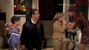 Mientras Amargura intenta huir de casa de Ricardo para evitar un enfrentamiento, se encuentra con Rosa Isela y Pedrito brindando alivio a María Isabel y Ricardo 😍🥰 #MaríaIsabel, lunes a viernes a las 11:20 a. m. MEX / 7:15 p. m. MEX, disfruta este clásico remasterizado en exclusiva por #Tlnovelas | tlnovelas