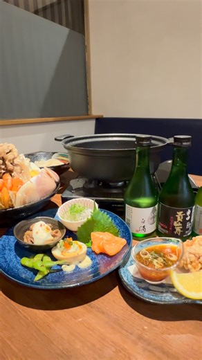 「奈良うどん・唐揚げ｜ 情熱うどん荒木伝次郎」 on Instagram: "今週金曜日✩°｡⋆⸜(* ॑꒳ ॑* )⸝ ⁡ 鍋宴会コースお席残り3組‼️🪑👨‍👨‍👦 ⁡ 忘年会シーズンお考えの方は是非ご連絡✌😚🍺 ⁡ 焼あご黄金だしの「鍋宴会コース」のご紹介 寒い夜は、出汁でととのえる時間を。 焼あごの香りを立たせた“黄金だし”で、みんなでハフハフどうぞ。 コース内容（お一人様 4,400円） • 前菜盛り合わせ（5品） • 若鶏唐揚げ 〜おろしぽんずソース〜 • 焼あご黄金だしのうどんすき └ うどん食べ放題 • デザート 開催日・時間 • 12/5(金)・12/12(金)・12/26(金) • 18:00〜21:00の中で2時間制 ご利用について • 2名様からご予約OK • お席に限りがあります。先着順でお取りします ⁡ こんな方に • 忘年会を気楽に・美味しく・温かく済ませたい • 子どもも一緒に楽しめる会を探している • 「〆は麺！」という、うどん好きの皆さま ご予約 • 公式LINE からメッセージ • お電話 0744-24-5550 「鍋宴会コース／人数／