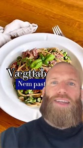 Opskrift på spaghetti med fløde & bacon 327 kcal! Og så på under 10 minutter Husk at følge @borkfitness for flere gratis opskrifter! ⏰ Denne opskrift er perfekt til dig som har en travl hverdag, da den tager 10 minutter at lave & så der serveret. 🥗Derudover er den super mealprep venlig, da den smager godt både varm & kold, så du kan lave en stor portion og have frokost eller aftensmad klar til 3-4 dage. 💰Når du netop mealprepper eller laver en madplan for ugen, så sparer du også en del penge, 