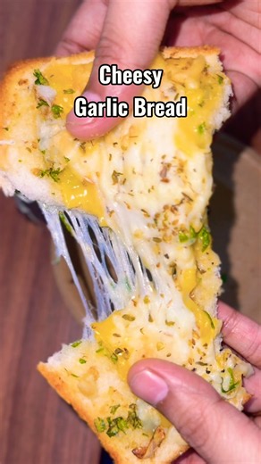 Easy 5-Minute Cheesy Garlic Bread at Home 🥖✨#shorts #GarlicBread #CheesyGarlicBread #5minuterecipe