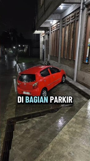 hujan terus tiap sore, area parkir mobil muat sampai 5 mobil..