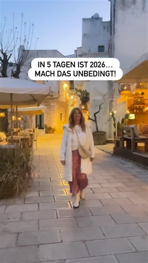 Sabine Trittel on Instagram: "In fünf Tagen ist 2026. 🥂🍾 Und nein – ich rede nicht von guten Vorsätzen. Ich rede von Sonne auf der Haut, von Espresso am Morgen, von kleinen Gassen, von dolce far niente und von diesem Gefühl, dass das Leben plötzlich leichter wird 🇮🇹✨ Vielleicht ist 2026 nicht das Jahr, in dem du mehr machst. Sondern das Jahr, in dem du richtig lebst. Apulien wartet nicht. Aber es empfängt dich mit offenen Armen 💗 👉 Speichere dieses Reel 👉 Schick es an die eine Person, mit