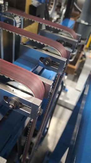 Conveyor belt system with gears