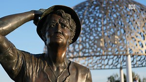 Dozens of people gathered at Geraldton’s HMAS Sydney Memorial last night for a moving ceremony commemorating the 77th anniversary of the sinking of HMAS Sydney in 1941. As the sun lowered towards the horizon, participants learned about the Sydney’s final hours and paid respect to the lost sailors. | ABC Midwest and Wheatbelt
