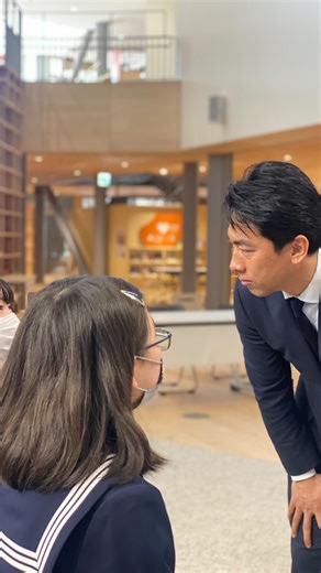 日本で唯一の0〜15才一貫教育の学校が福島県大熊町にあります。「学び舎 ゆめの森」。昨日は校長の南郷さんに案内してもらいました。 学校というより、建物全体がオシャレな図書館のようでした。太陽が降り注ぐ庭も、雨の日を楽しめる仕掛けも、本当に素晴らしかったです。 震災当日ということで、生徒たちに大熊町の前町長の渡辺さんが講話を行い、私も参加させて頂きました。当時、子どもたちを最優先に考え、学校を受け入れてくれる自治体を避難先として真っ先に探したことなど、貴重な経験を次世代に語り継ぐ場になりました。 私は渡辺町長とともにふたば未来学園中高の創設に関わりましたが、渡辺町長が福島の復興にいかに大きな役割を果たされたか、改めて感謝と尊敬の思いを強くする機会になりました。 「ゆめの森」は明日が卒業式。2人の卒業生とも一足早く記念撮影をさせていただきました。2人が2歳の時の震災から13年。これからも福島の復興に取り組みます。 #福島 #大熊町 #学び舎ゆめの森 #ゆめの森 #日本唯一 #小泉進次郎 #教育 #教育復興 | 小泉 進次郎