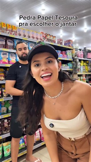 Letícia Cardoso on Instagram: "Escolhendo o jantar no pedra papel e tesoura, será se deu certo?🤣💛"