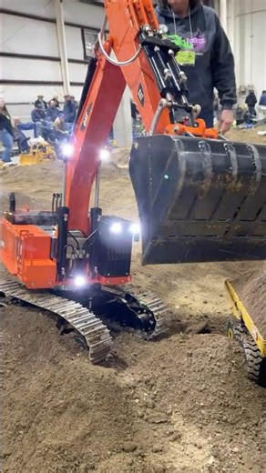 HUGE Hydraulic RC excavator can dig deep