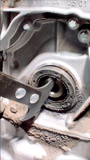 This Is Why Your Engine Is VIBRATING BADLY #crankshaft #mercedes #enginenoise