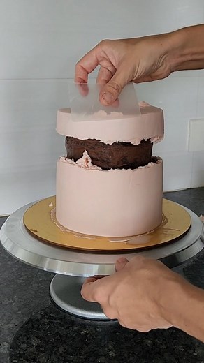 Line Shetty | Custom Cakes | Goa on Instagram: "Faultline cake explained 😉👇🏼 By @MomMadeMoments_ Have you ever tried this technique? If not, please read on for a few helpful tips 👇🏼 ⭐️ You'll need 3-4 layers of one size (say 6" like I have used here) and 1 layer that's 1" smaller (I have used 5" here) ⭐️ Stack them like I have done here. I have crumb coated the top two layers separately, but that depends on your sponge as well. ⭐️ Use a cake card underneath the top layer so it doesn't start