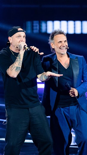 Due mondi così diversi danno vita a un'esibizione mai vista prima (letteralmente): Clementino e Nek duettano su “Walk This Way" degli Aerosmith in napoletano. Eh sì, a The Voice Kids succede anche questo! ☺️❤️ 📺 #TheVoiceKidsIT ogni sabato alle 21:30 su Rai1 e RaiPlay | The Voice of Italy