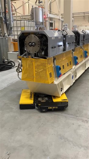 Move heavy equipment weighing up to 55 tons with the range of Enerpac Battery-Powered Machine Skates. Fully compliant with ASME B30.1 standards, these skates keep loads close to the ground, reducing overhead clearance for safer, more precise movement. ✅ Up to 4x faster than manual methods with 360° movement ✅ Precision control around tight corners and inclines of up to 3% ✅ Safe, precise millimetric movement thanks to remote control ✅ Long-life battery reduces omissions and simplifies usage Mane